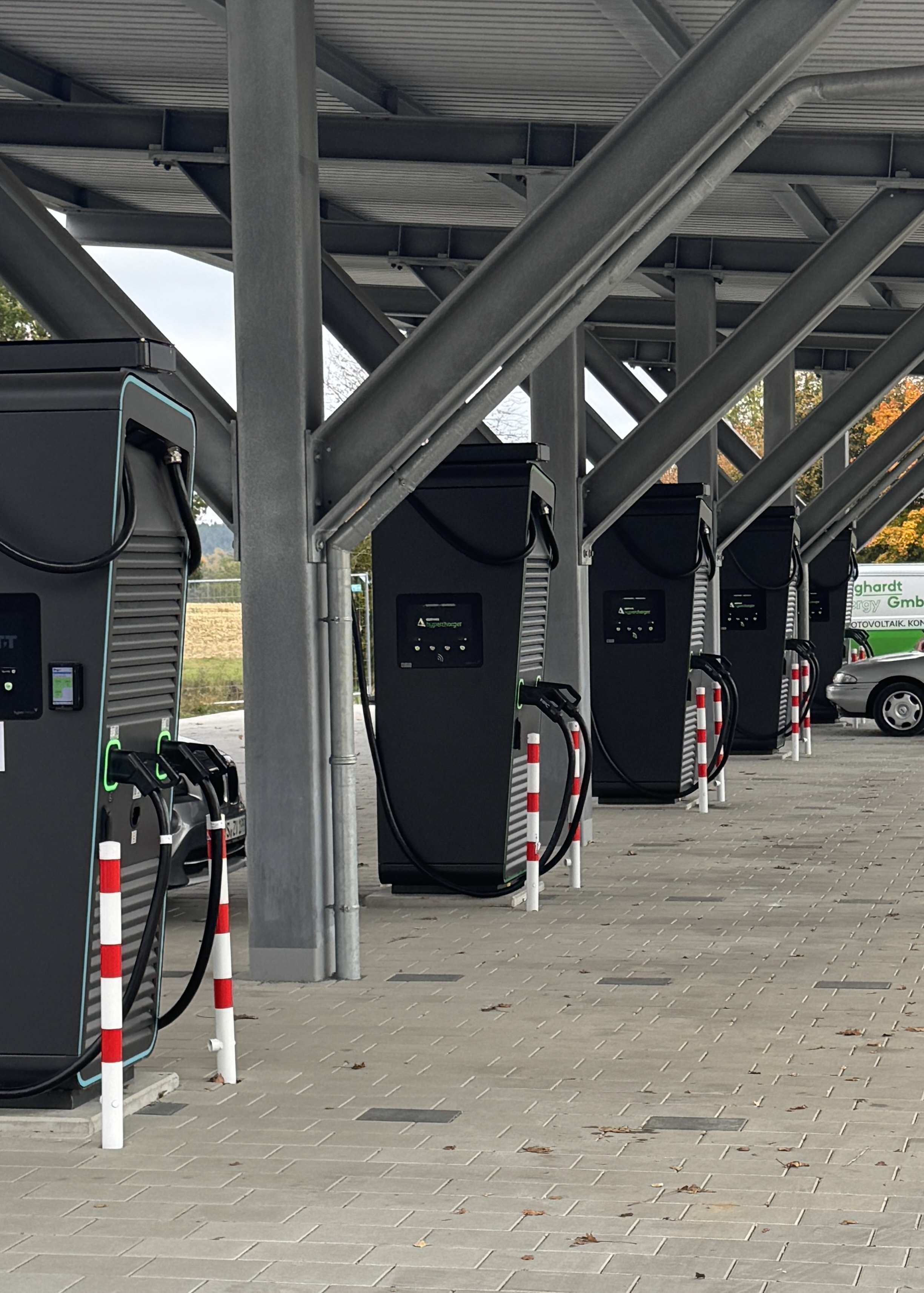 Ladepark mit DC-Schnell-Ladesäulen