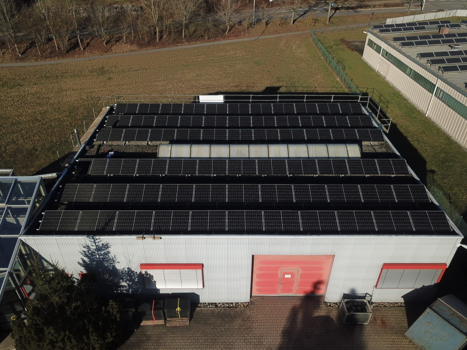 PV-Anlage auf einer Gewerbehalle