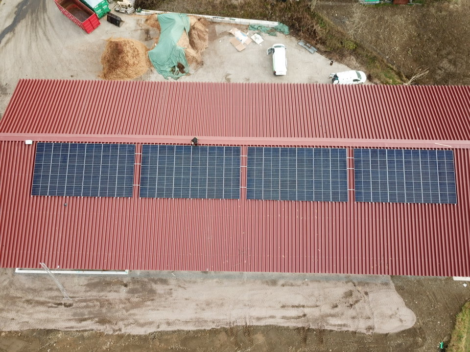 PV-Anlage auf einem Hackschnitzellager